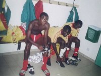 Aime Yopa-23  Photo communiquée et commentée par Aimé YOPA Avril 2011 - La sélection U15 du Cameroun au Mondial de Montaigu 2001 - Dans le vestiaire, de gauche à droite : le capitaine Guy ESSAME, Aimé YOPA et Bernard NGOM SOME